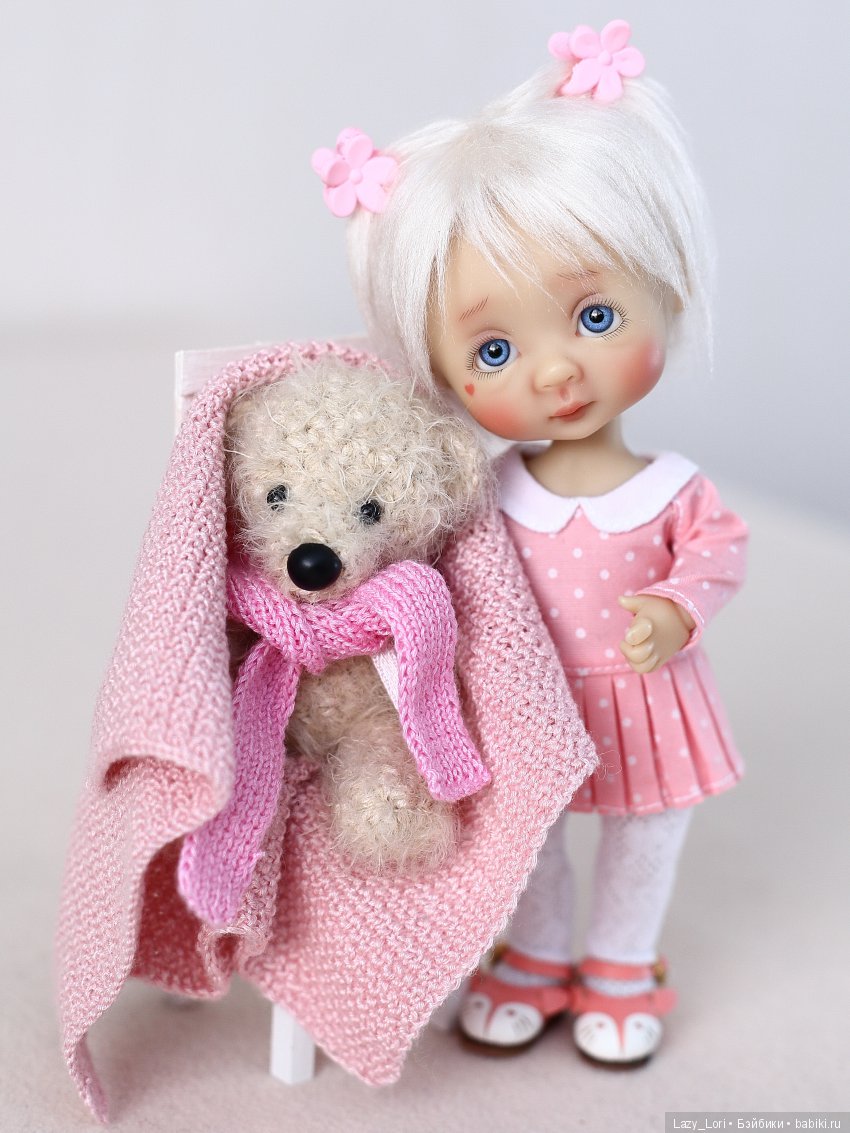 Девочка и старенький мишка