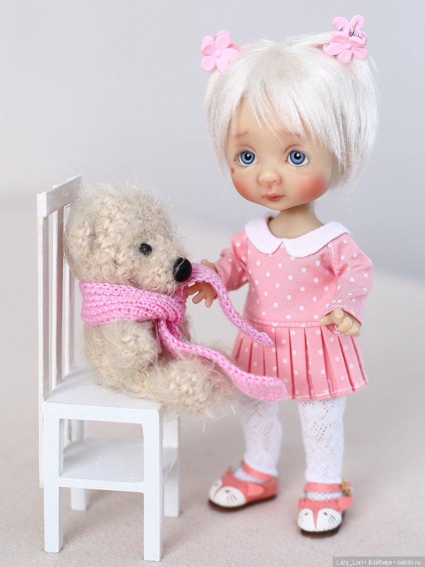 Девочка и старенький мишка