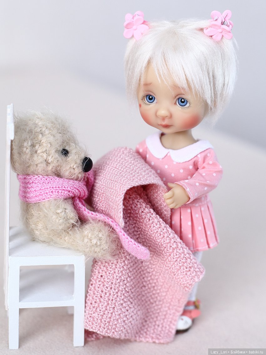 Девочка и старенький мишка