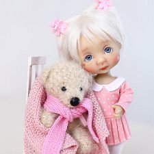 Девочка и старенький мишка