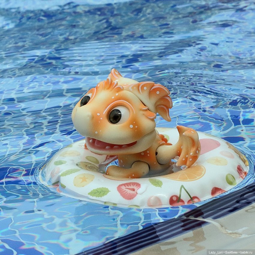 Фото кукол в общественных местах: от парка до магазина (фото 4)