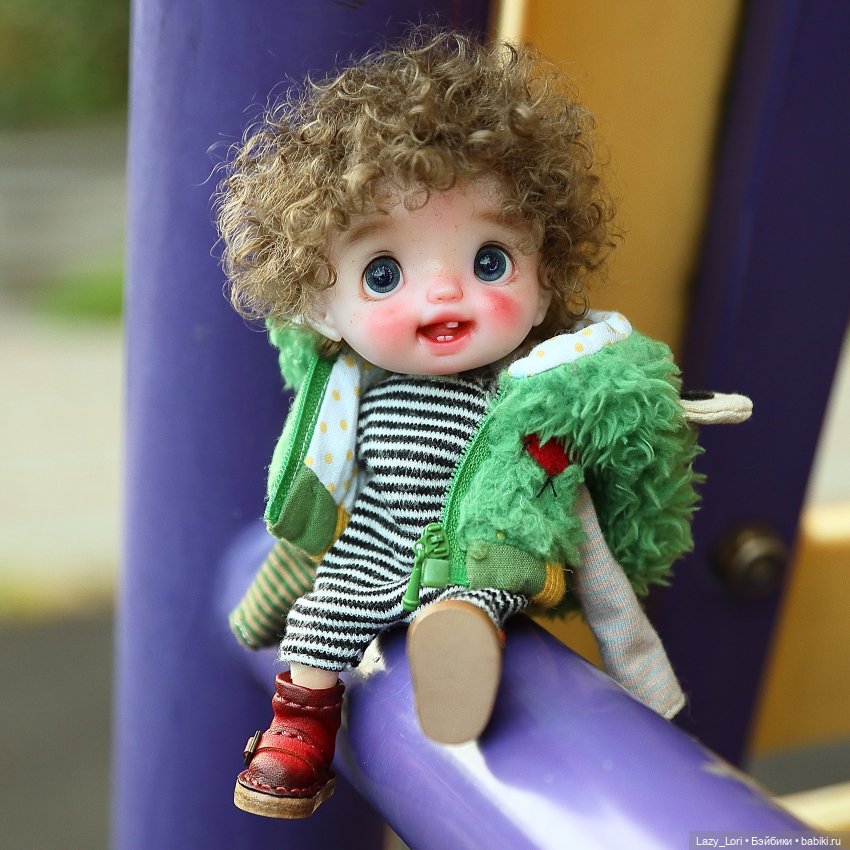 Фото кукол в общественных местах: от парка до магазина (фото 3)