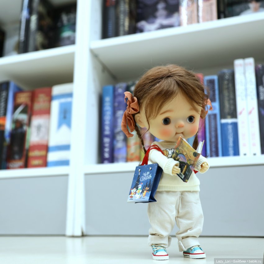 Фото кукол в общественных местах: от парка до магазина