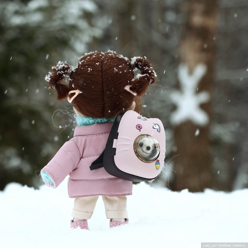 Фото кукол в общественных местах: от парка до магазина