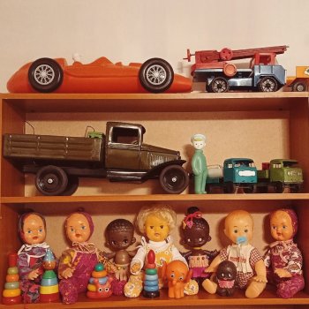 На кукольных полочках