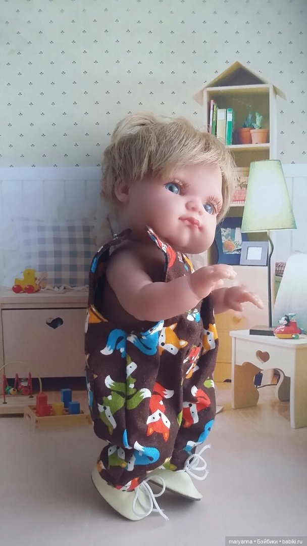 Комплект для Миленки " Разноцветные лисята". Выкройка комбинезона с отрезной кокеткой для Пепиты от Антонио Хуан Мунекас 21 см. Описание пошива | Бэйбики Комплект для Миленки " Разноцветные лисята". Выкройка комбинезона с отрезной кокеткой для Пепиты от Антонио Хуан Мунекас 21