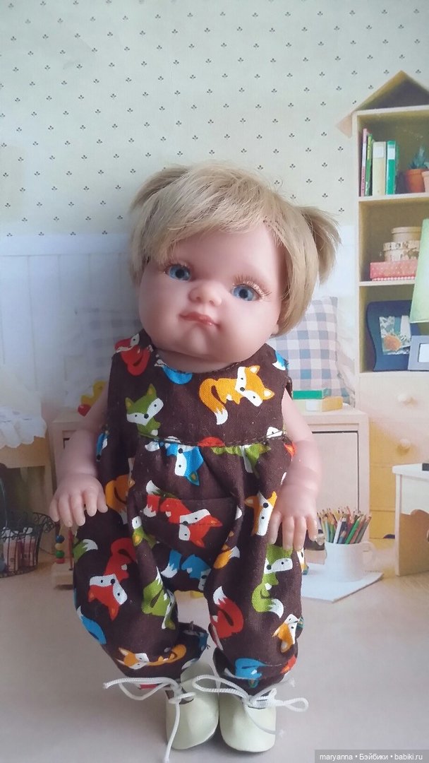Комплект для Миленки " Разноцветные лисята". Выкройка комбинезона с отрезной кокеткой для Пепиты от Антонио Хуан Мунекас 21 см. Описание пошива | Бэйбики Комплект для Миленки " Разноцветные лисята". Выкройка комбинезона с отрезной кокеткой для Пепиты от Антонио Хуан Мунекас 21