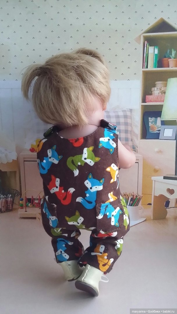 Комплект для Миленки " Разноцветные лисята". Выкройка комбинезона с отрезной кокеткой для Пепиты от Антонио Хуан Мунекас 21 см. Описание пошива | Бэйбики Комплект для Миленки " Разноцветные лисята". Выкройка комбинезона с отрезной кокеткой для Пепиты от Антонио Хуан Мунекас 21