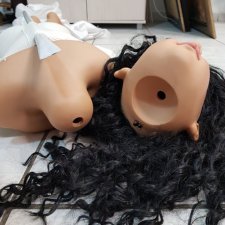 Установка и закрепление поворотной головы на грудной пластине большой виниловой куклы