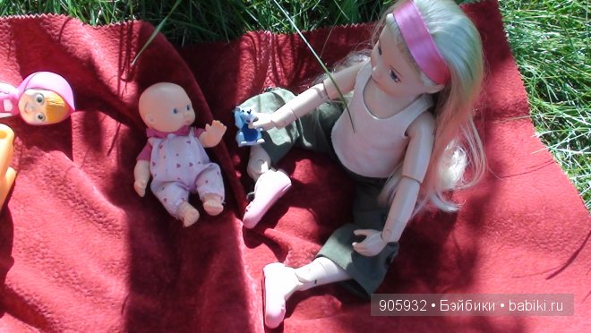 Наша летняя прогулка с Алиночкой Джолиной балериной и новой куколкой Варюшей, купленной 3 дня назад