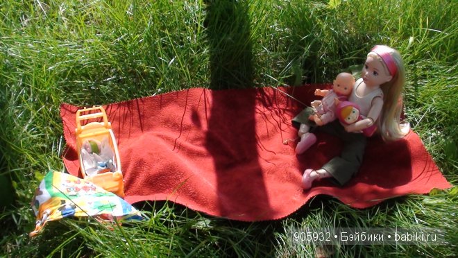 Наша летняя прогулка с Алиночкой Джолиной балериной и новой куколкой Варюшей, купленной 3 дня назад