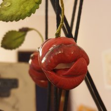 Продам авторскую брошь-вишню Продам авторскую брошь-вишню