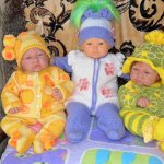 В Крым пришла осень и малыши замерзли. Пришло время вязать кукольные костюмы