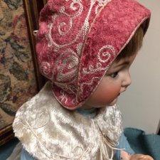Боннет из вышитого винтажного плюшика Боннет из вышитого винтажного плюшика