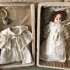 Антикварная двухлицая  кукла в чемоданчике и с приданым