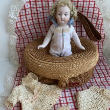 Антикварная фарфоровая куколка во французской сумочке