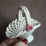 Старинная фарфоровая корзиночка для куклы