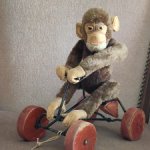 Обезьянка Steiff на колёсиках