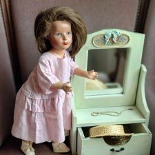 Monica- "живые волосы" с туалетным столиком