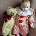 Милая антикварочка в костюме клоуна
