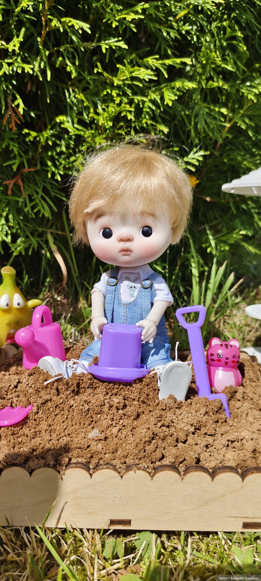 Малышка Китти отдыхает на даче