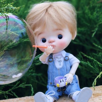 Малышка Китти отдыхает на даче