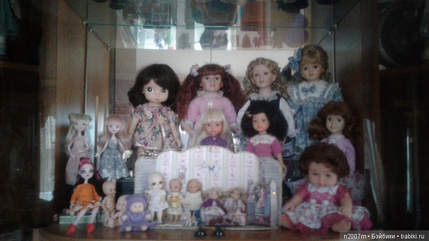 В стенке в серванте