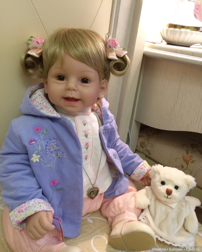 Папа дарит дешевую куклу. Hasbro baby alive малышка. Кукла доченька. Рукоделие у юлии. Папа дарит куклу.