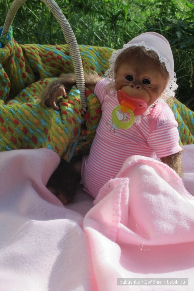 Прогулка дочкиной обезьянки-реборна Нямочки