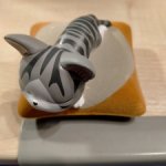 Кот на подушке
