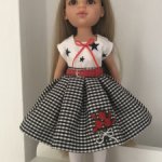 Клетчатая юбочка и повязка на голову.