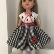 Клетчатая юбочка и повязка на голову.