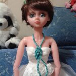 Не будем клеиться. Убираем с куклы липкие участки от клея