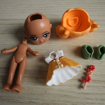 Кто мог подумать, что кукол дает почта, пятёрка, красное-белое?