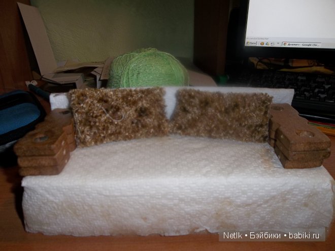 Диванчик из паралона спинка из картонки. Обклеен салфетками.