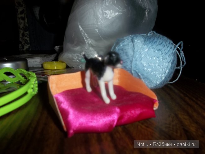 кровать для домашних животных из картона.