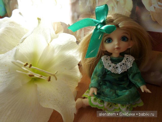 Изумрудное бархатное платье с жемчужинками