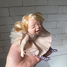 Девчушка-хохотушка