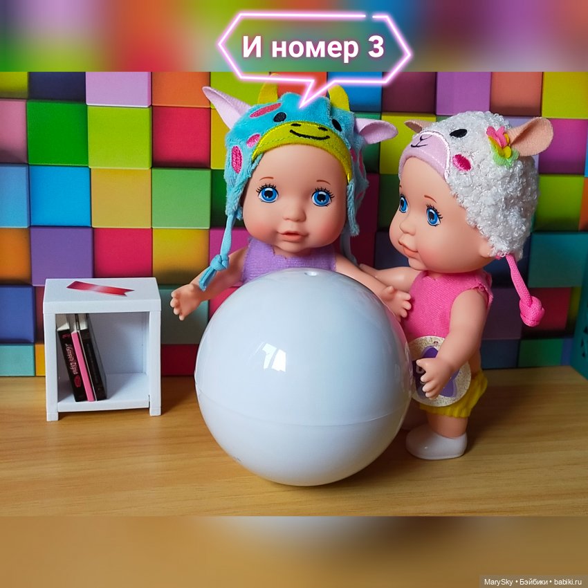 Распаковка полной коробочки шариков Zuru с миниатюрными книжками