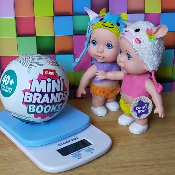 Распаковка полной коробочки шариков Zuru с миниатюрными книжками