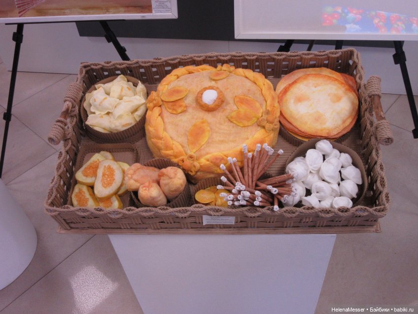 Хелена на выставке детских работ