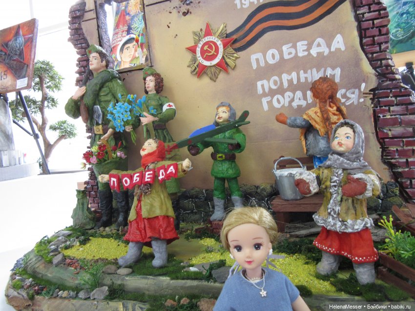 Хелена на выставке детских работ