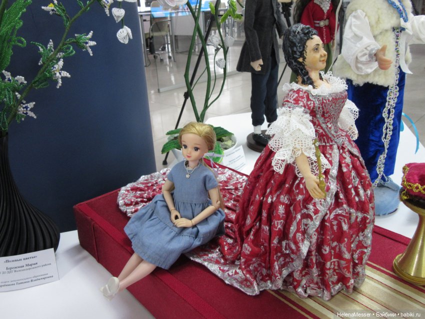 Хелена на выставке детских работ