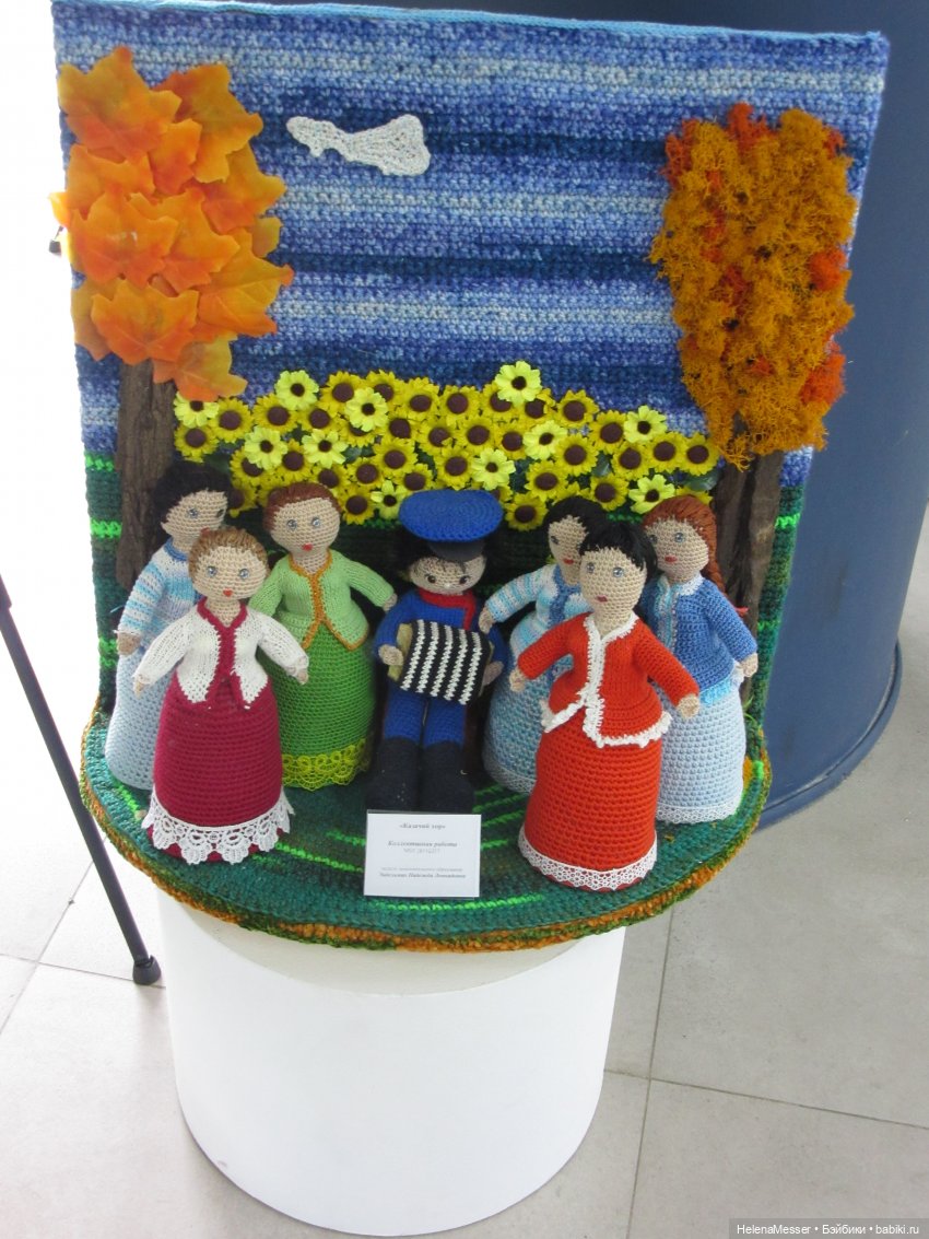 Хелена на выставке детских работ (фото 3)