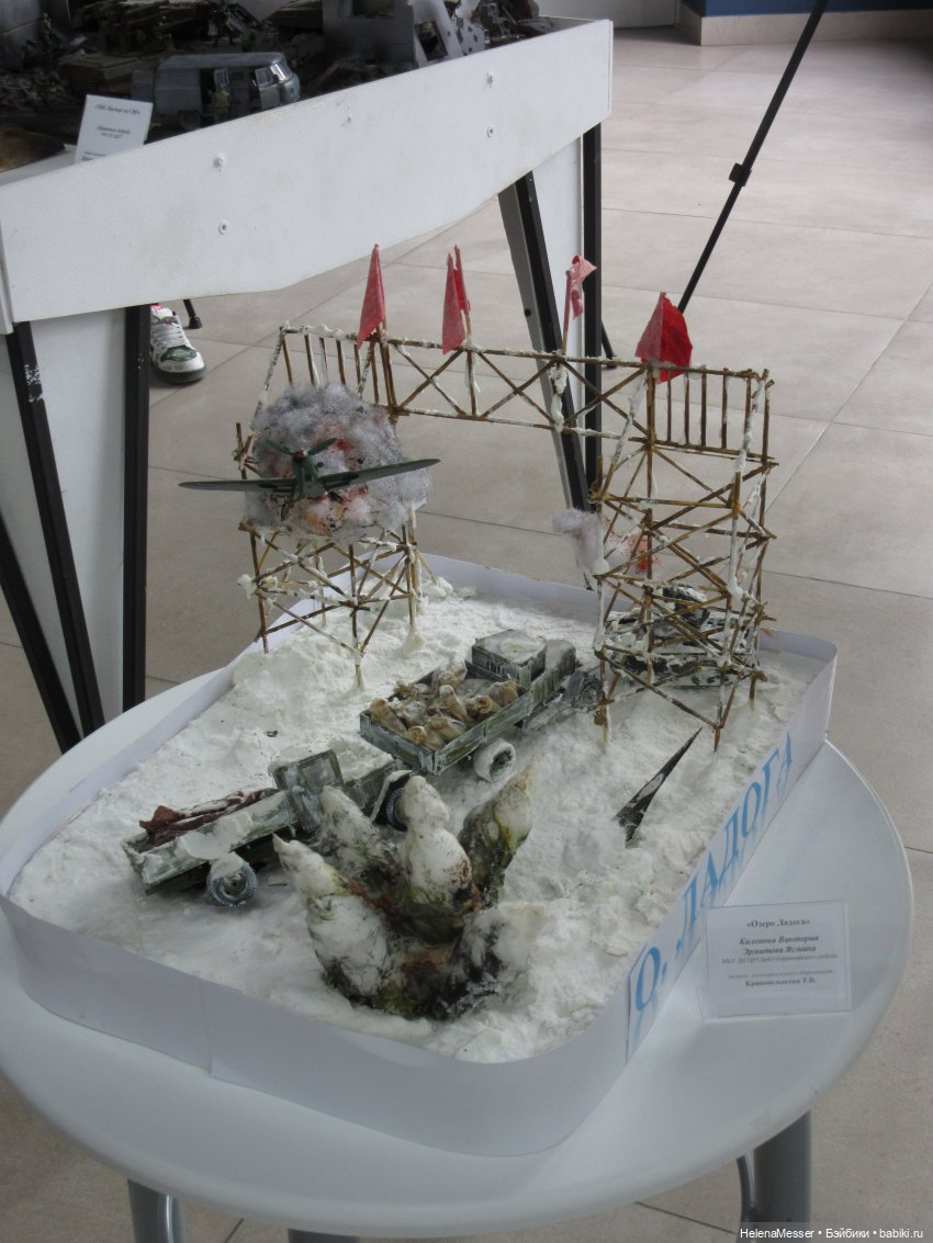 Хелена на выставке детских работ