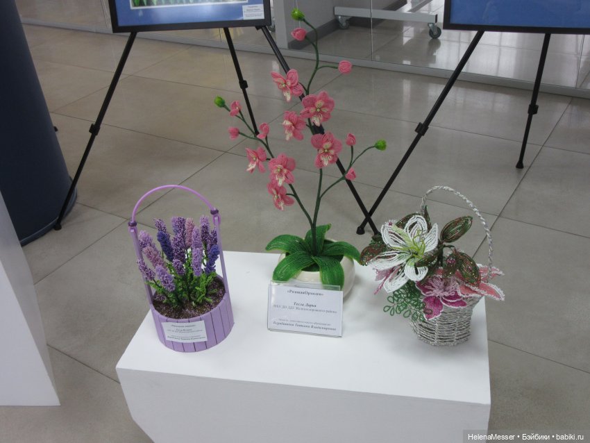 Хелена на выставке детских работ