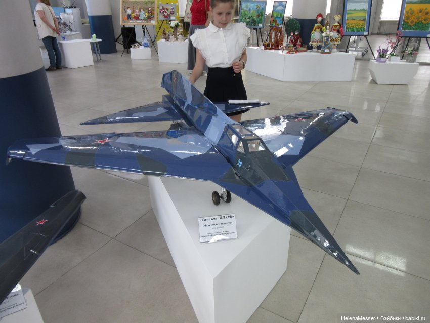 Хелена на выставке детских работ