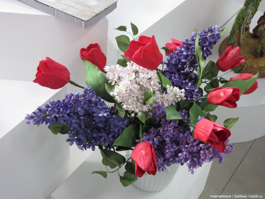 Хелена на выставке детских работ