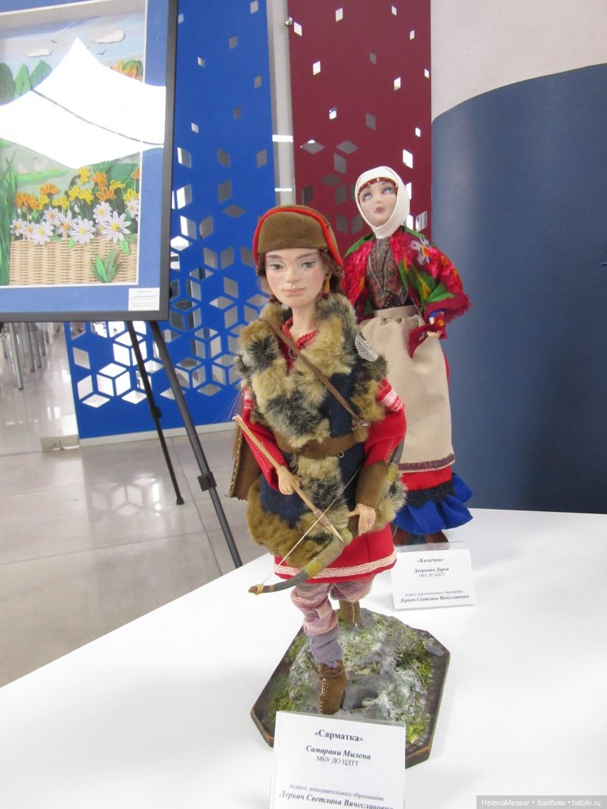 Хелена на выставке детских работ