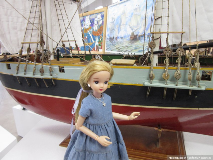 Хелена на выставке детских работ